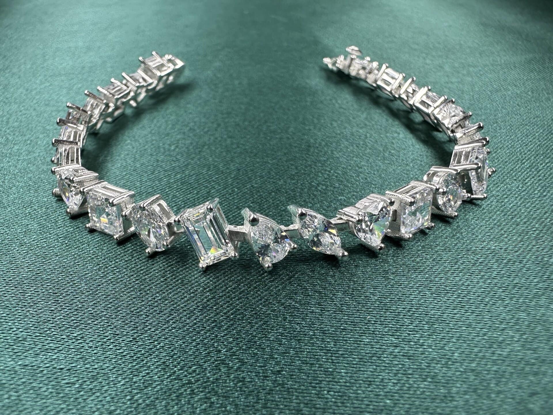 Baget ve Markiz ve Yuvarlak Taşlı Modern Tennis Bileklik