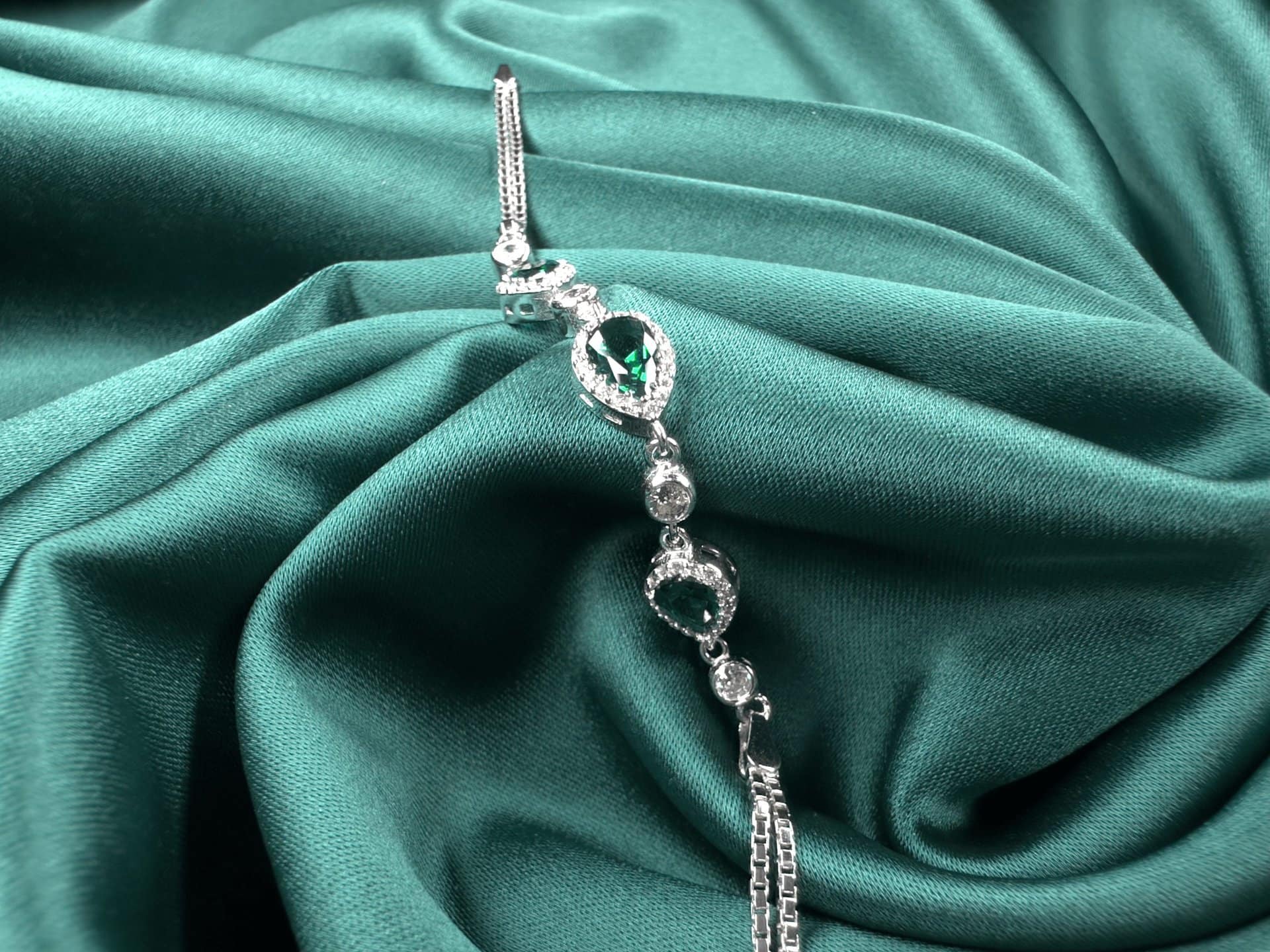 Zümrüt Yeşili Damla Kesim Taşlı 925 Ayar Gümüş Bileklik